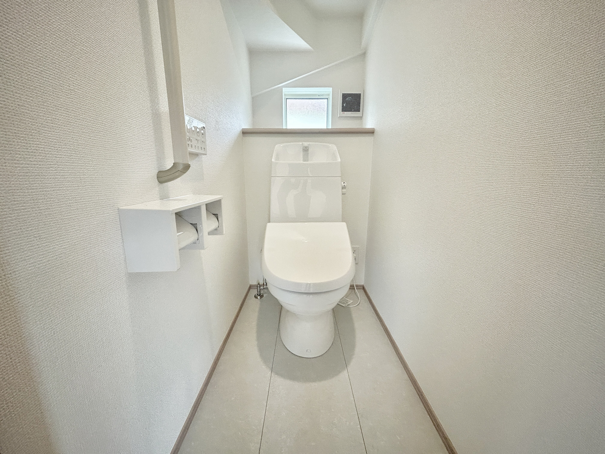 前橋市南町2丁目　新築住宅全1棟のトイレ|節水型でエコなトイレには、今では当たり前の洗浄付き。便座を温める機能もついていて、居心地良くてトイレから出られなくなるかも！換気用に換気扇はもちろん、窓も着いているので常に快適ですね♪