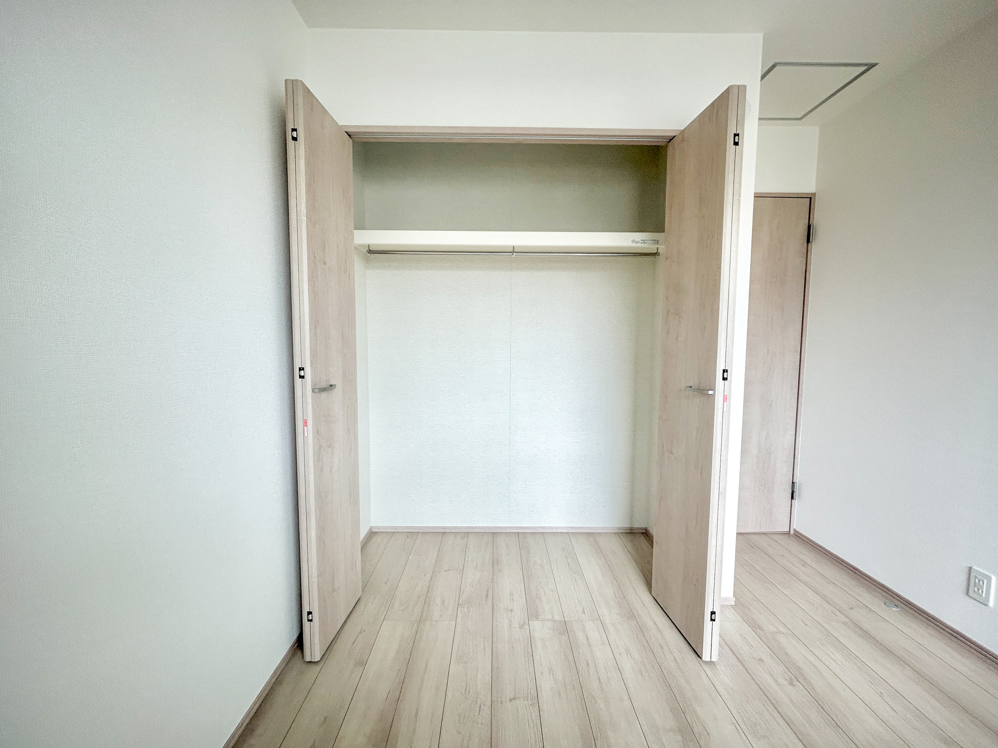前橋市南町2丁目　新築住宅全1棟の収納|"レイアウトを自由自在にカスタマイズ出来る機能的な収納が魅力！
可動棚を設置するもよし、アルミラックを設置するもよし、収納ボックスなどを配置して使えば、多様な使い方が出来、収納の幅が広がります！"