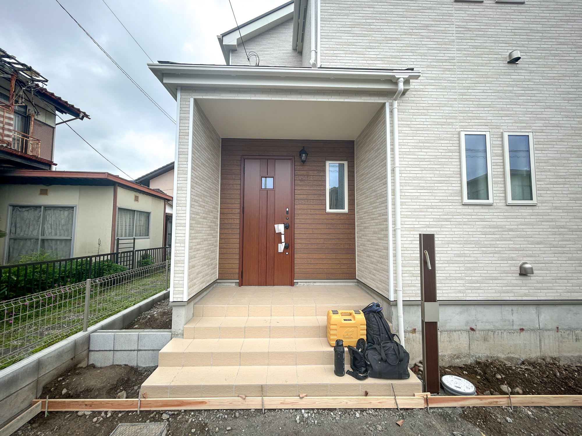 前橋市南町2丁目　新築住宅全1棟の玄関|明るく優しいイメージの玄関アプローチ。玄関上は屋根があるので雨の心配いらず♪