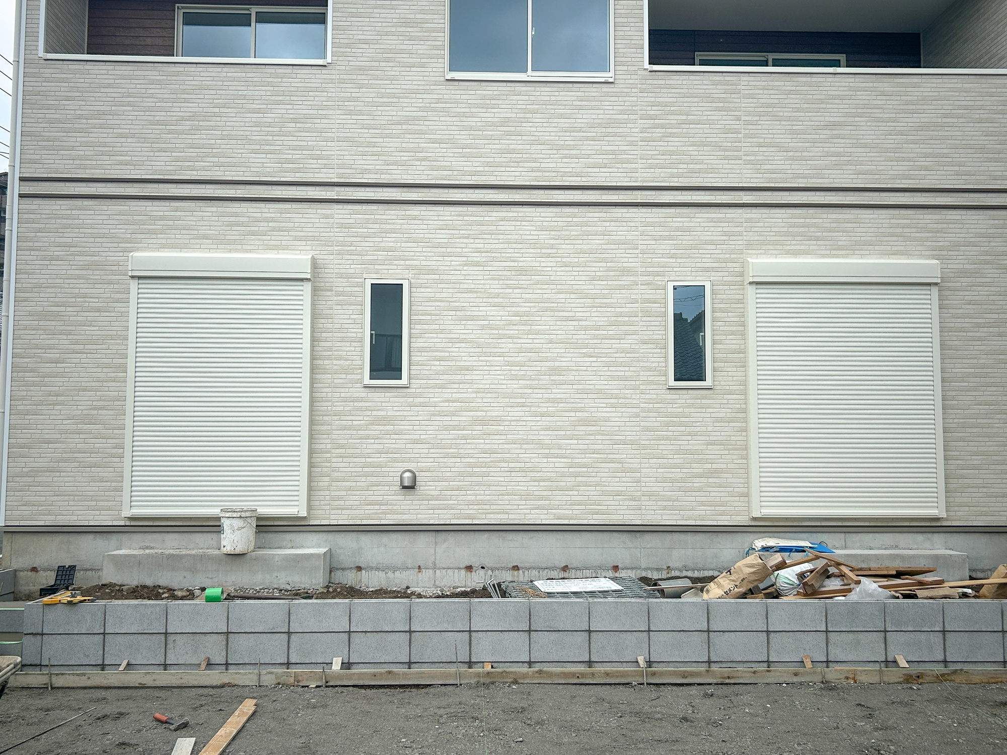 前橋市南町2丁目　新築住宅全1棟の防犯設備|防風、防犯、防音、断熱と様々な効果を発揮するシャッター付きです♪	