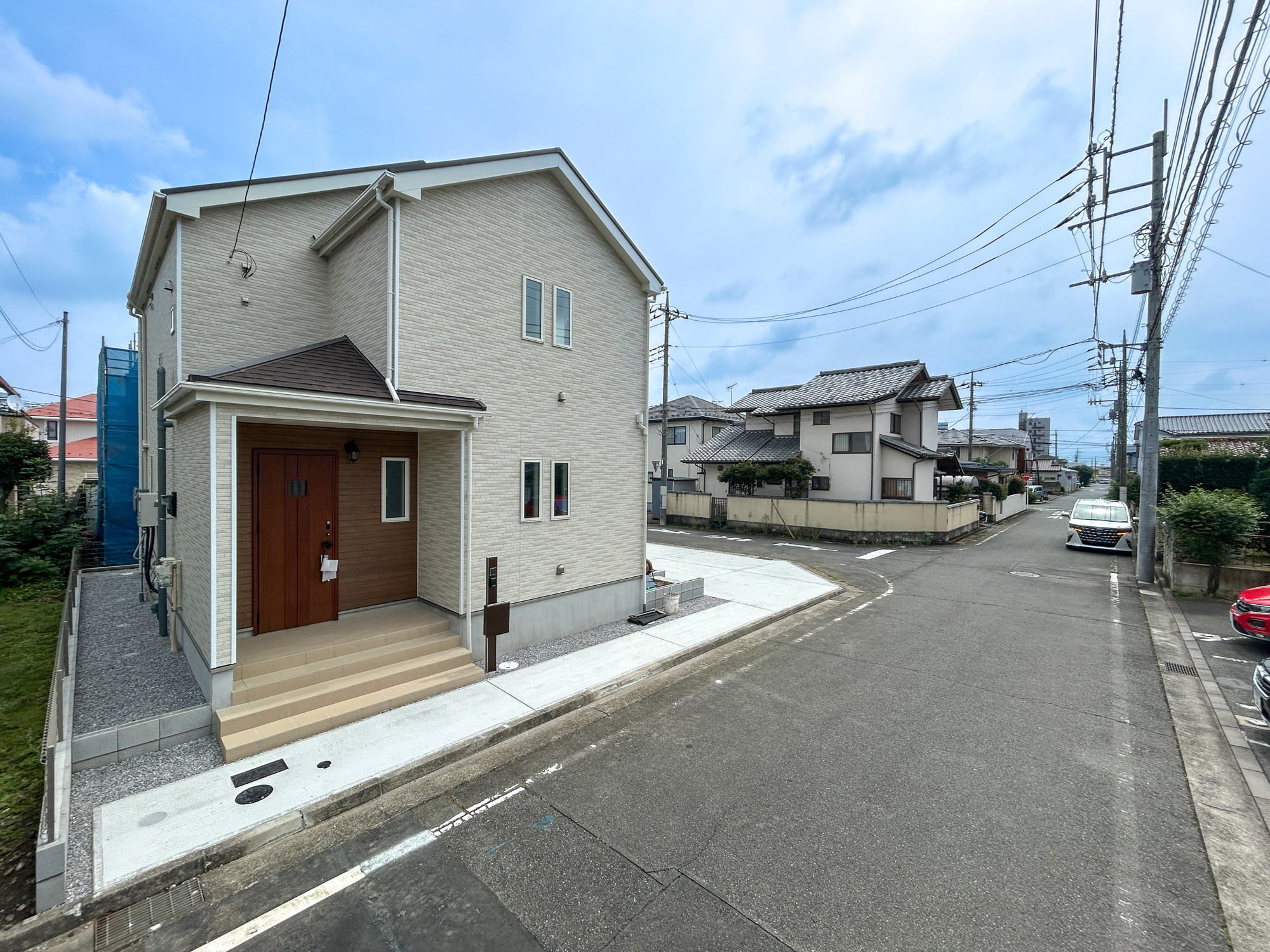 前橋市南町2丁目　新築住宅全1棟の前面道路含む現地写真|低層の一戸建てを中心とした街並みが整然と続き、周辺は高い建物が建っていないので、採光や開放性に恵まれ、空が広く緑の多い閑静な趣を感じる環境です。


