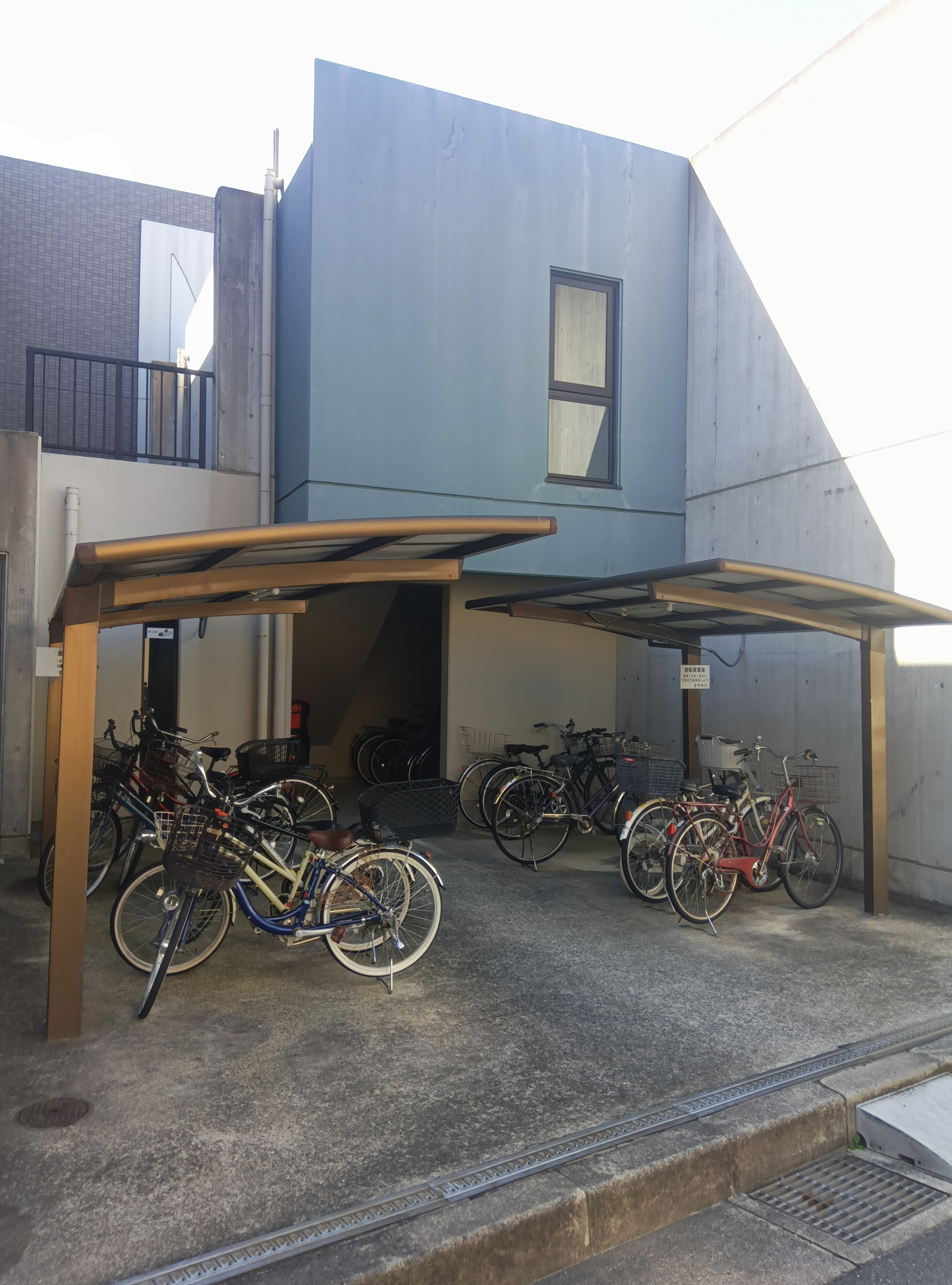 オーケーズ塚口四番館の駐輪場|屋根付きです。