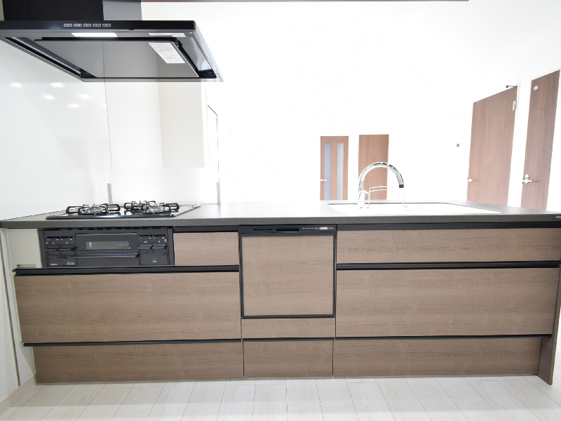 【２号棟：キッチン】食洗機付きのシステムキッチンは、毎日の家事負担を軽減できるうれしい設備が整っています