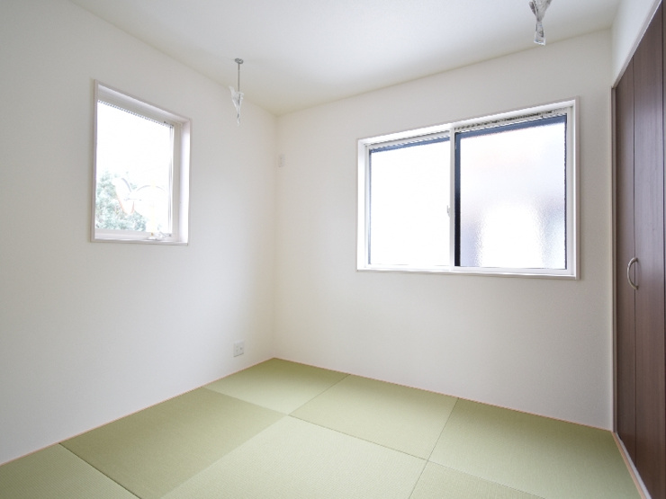 【２号棟：和室】リビング続きの4.5帖の和室には室内物干し金物を設置♪ 雨の日のお洗濯はもちろん、畳のある空間でくつろぎながら家事もこなせます