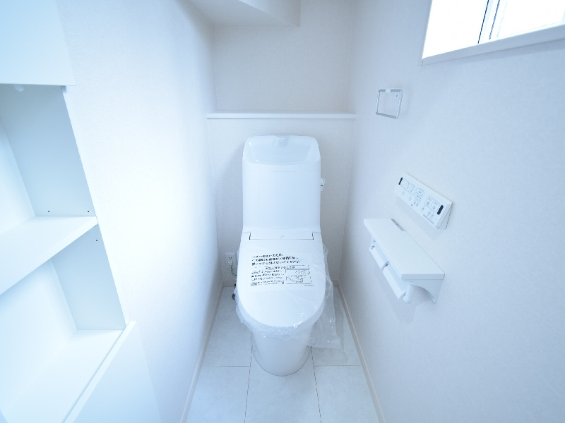 【２号棟：１Ｆトイレ】毎日使う場所として、家族みんなが安心して過ごせる清潔なトイレをご用意しております。汚れにくい素材を採用し、忙しい日々でもお手入れしゃすい仕様です