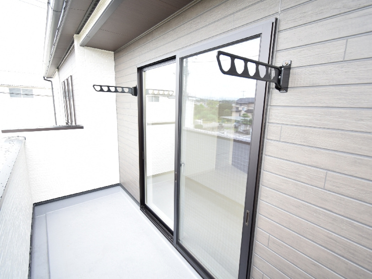 【２号棟：バルコニー】主寝室から直接出入りできる南向きバルコニー。洗濯物や布団を干しやすく、日当たりの良さも魅力です