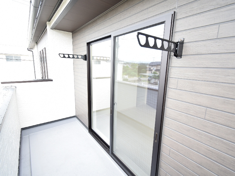 【２号棟：バルコニー】主寝室から直接出入りできる南向きバルコニー。洗濯物や布団を干しやすく、日当たりの良さも魅力です