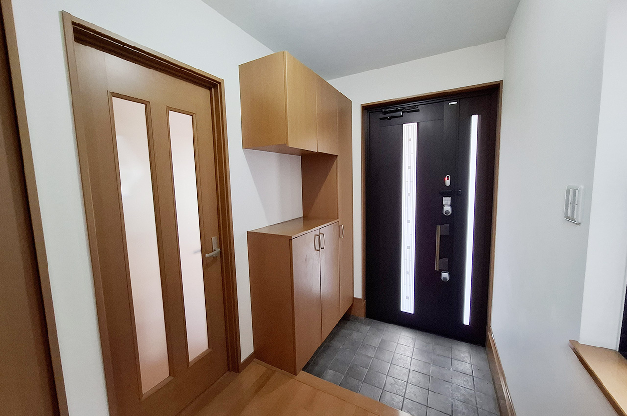 和泉市和気町4丁目の玄関|玄関：電子キー付きで、鍵の開け閉めをスムーズに行えます。