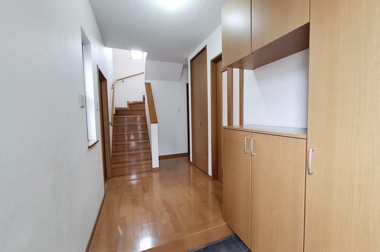 和泉市和気町4丁目の玄関|玄関：収納付きで、靴類をすっきり片付けやすい玄関です。