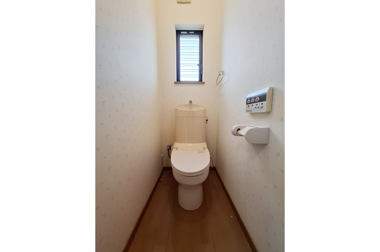 和泉市和気町4丁目のトイレ|2Fトイレ：2階にもトイレがあり、忙しい朝も便利です。