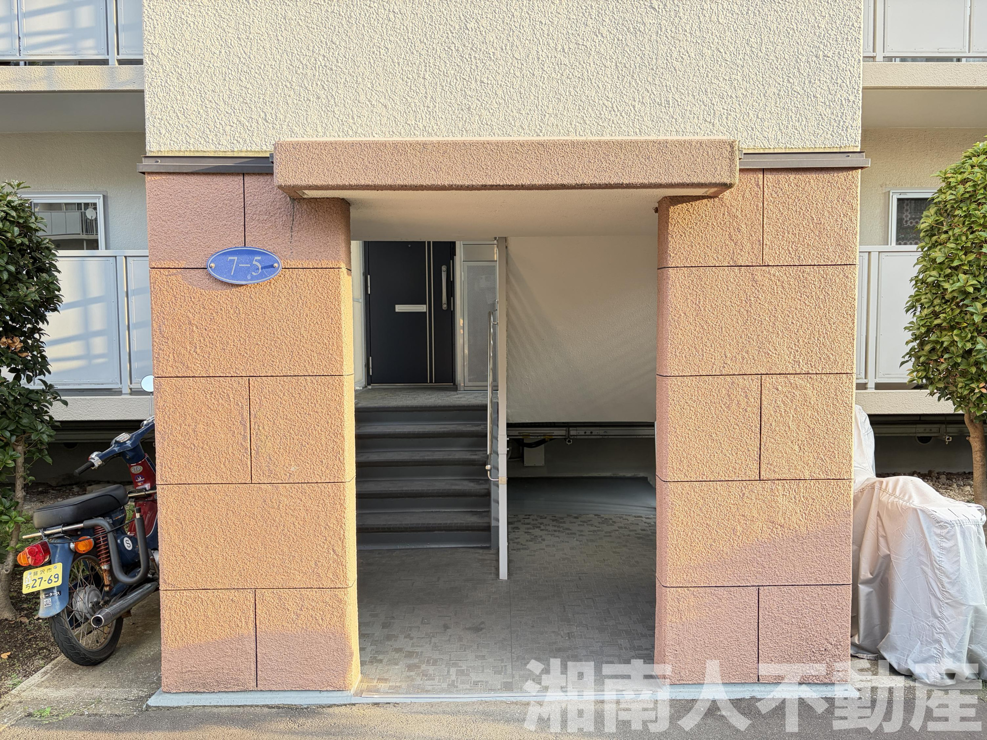 藤沢ニューライフ７号棟のエントランス|清潔なエントランスです