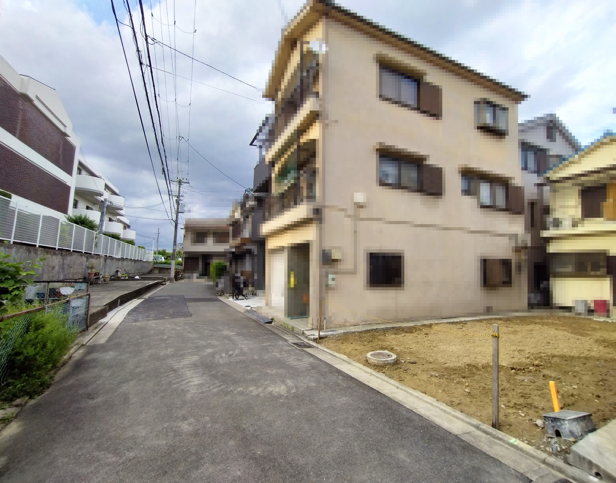 高槻市桜ケ丘北町新築戸建の前面道路含む現地写真|交通量の少ない閑静な住宅地です。