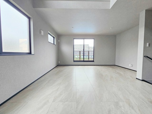 東山田駅徒歩平坦10分◆ハイグレード仕様～光と緑の港北ニュータウンに暮らす邸宅～の居間・リビング|開放感のある2階リビングは日当たりもよく日中は明るい日差しが射し込みます。また、道路からの目線も気になりにくいのでプライバシーも守られやすいですね。ご家族団欒のスペースとして大活躍するＬＤＫです。