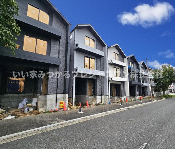 東山田駅徒歩平坦10分◆ハイグレード仕様～光と緑の港北ニュータウンに暮らす邸宅～の前面道路含む現地写真|前面道路には歩道が整備されており、小さなお子様がいるご家庭でも安心の住環境です。主要道路へのアクセスも良好で、各方面へのマイカー移動もスムーズに行えます。