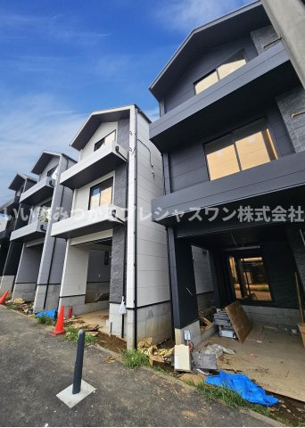 東山田駅徒歩平坦10分◆ハイグレード仕様～光と緑の港北ニュータウンに暮らす邸宅～の外観|横浜市都筑区の街並みに調和する洗練された3階建てのデザインです。全棟に大切なお車を雨風から守る「ビルトインガレージ」を備えております。