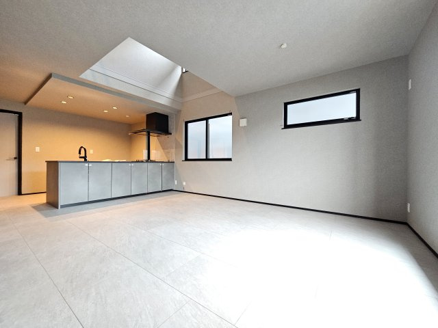 東山田駅徒歩平坦10分◆ハイグレード仕様～光と緑の港北ニュータウンに暮らす邸宅～の居間・リビング|広々としたリビング・ダイニングは、シックでモダンな内装。ダイニング上部には吹き抜けがあり開放的。落ち着いた雰囲気に包まれて、伸びやかな空間のなかで、ゆったりと家族団らんのひとときを過ごせます