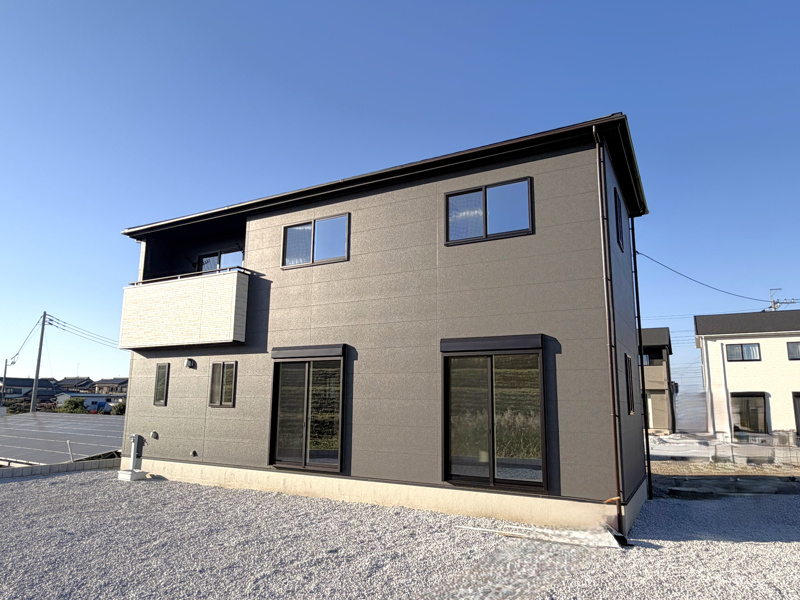 【明和町須賀4区画4号棟　外観完成写真】　
建物の形状に合わせ3色をバランス良く貼り分けた印象的な外観です。
建物完成しました！いつでも内覧できます♪
～外構工事中(2026.9.24撮影)～