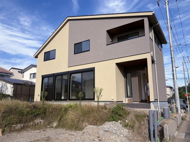 こどもの国駅徒歩10分◆カースペース３台◆太陽光発電×蓄電池～成瀬台 新築戸建～2棟の前面道路含む現地写真|（2号棟）駐車スペース（並列3台分）＋バイク・自転車もお停めいただけるスペースを確保しております。南向きならではの豊かな日当たりが魅力！