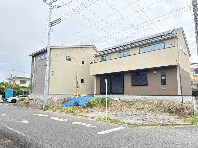 こどもの国駅徒歩10分◆カースペース３台◆太陽光発電×蓄電池～成瀬台 新築戸建～2棟の前面道路含む現地写真|【現在建築中・2026年9月頃完成予定】
こどもの国駅まで徒歩10分
徒歩4分のバス停から「成瀬」駅まで17分、「町田」駅まで23分と、行き先に合わせて路線を選べる便利な立地！