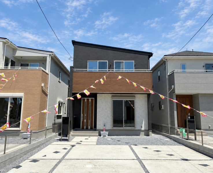 久喜市西（全28区画）24号棟　外観　シンプルな黒のサイディングに木目柄のオークブラウン、石積み模様の優しい風合いのホワイトをアクセントとしたモダンで洗練された外観になっております。