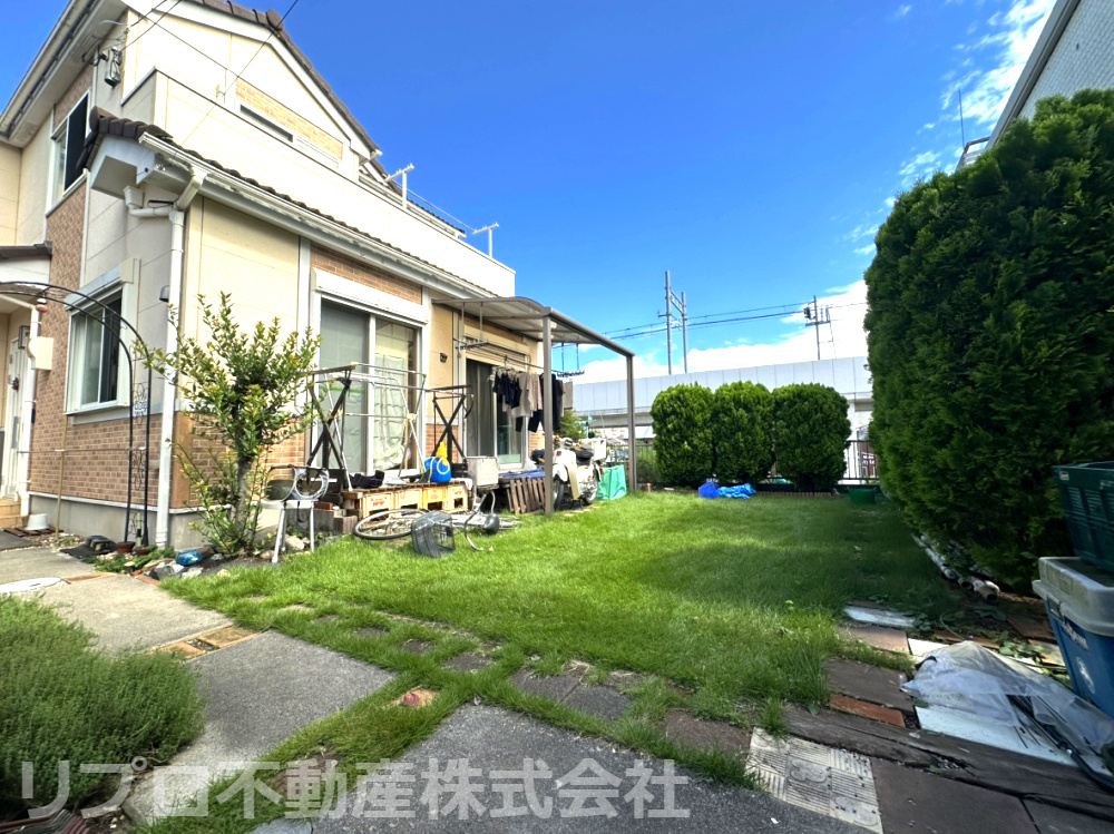 野田市清水戸建の庭|人工芝のお庭はお子様の遊び場やガーデニングが楽しめそうです！