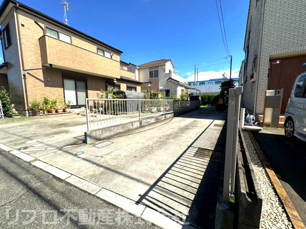 野田市清水戸建の駐車場|駐車場は2台駐車可能です！（車種による）