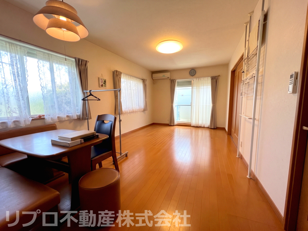 野田市清水戸建の居間・リビング|リビングはゆったりとくつろげる空間が広がります♪※AI画像使用しています