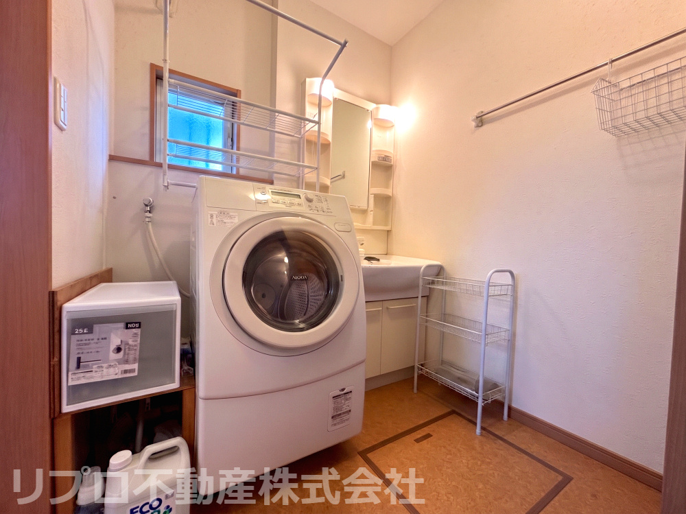 野田市清水戸建の独立洗面台|自然光が入る換気小窓と鏡裏収納付き、清潔でゆとりある洗面・脱衣室！