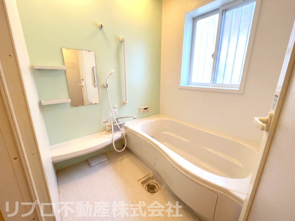 野田市清水戸建の浴室|窓付きの浴室！日々の疲れを癒せる広々とした浴室です！