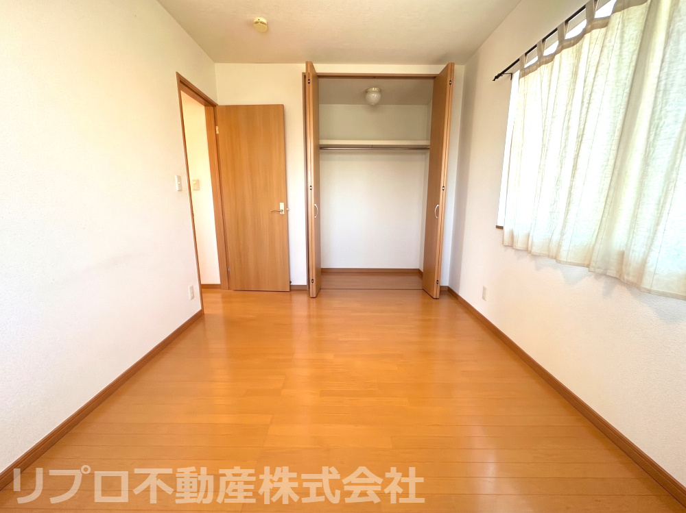 野田市清水戸建の洋室|２階７帖の洋室は陽当りも良く主寝室としてお使いできます♪