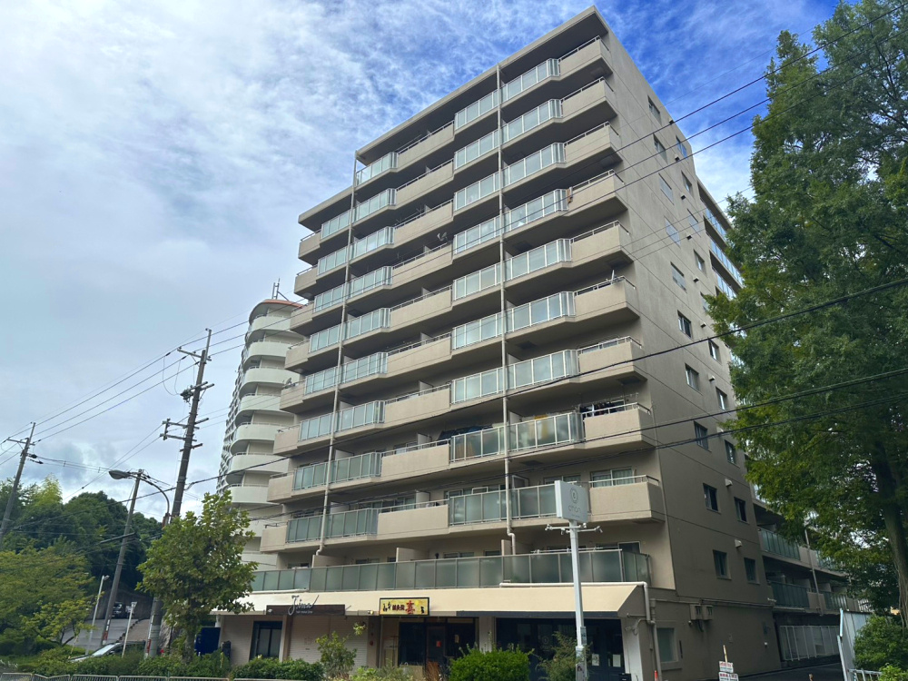 杉谷パークマンションの外観|鉄骨鉄筋コンクリート造。地上11階の4階部分。北大阪急行 箕面船場阪大前駅まで徒歩7分。通勤通学にも便利な立地です。