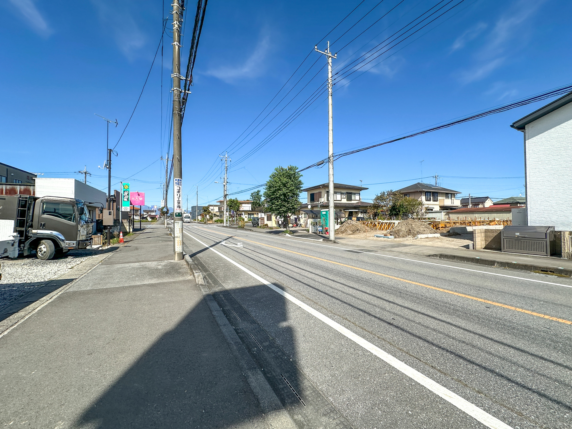 さくら市草川第３　新築住宅全２棟の前面道路含む現地写真|低層の一戸建てを中心とした街並みが整然と続き、周辺は高い建物が建っていないので、採光や開放性に恵まれ、空が広く緑の多い閑静な趣を感じる環境です。