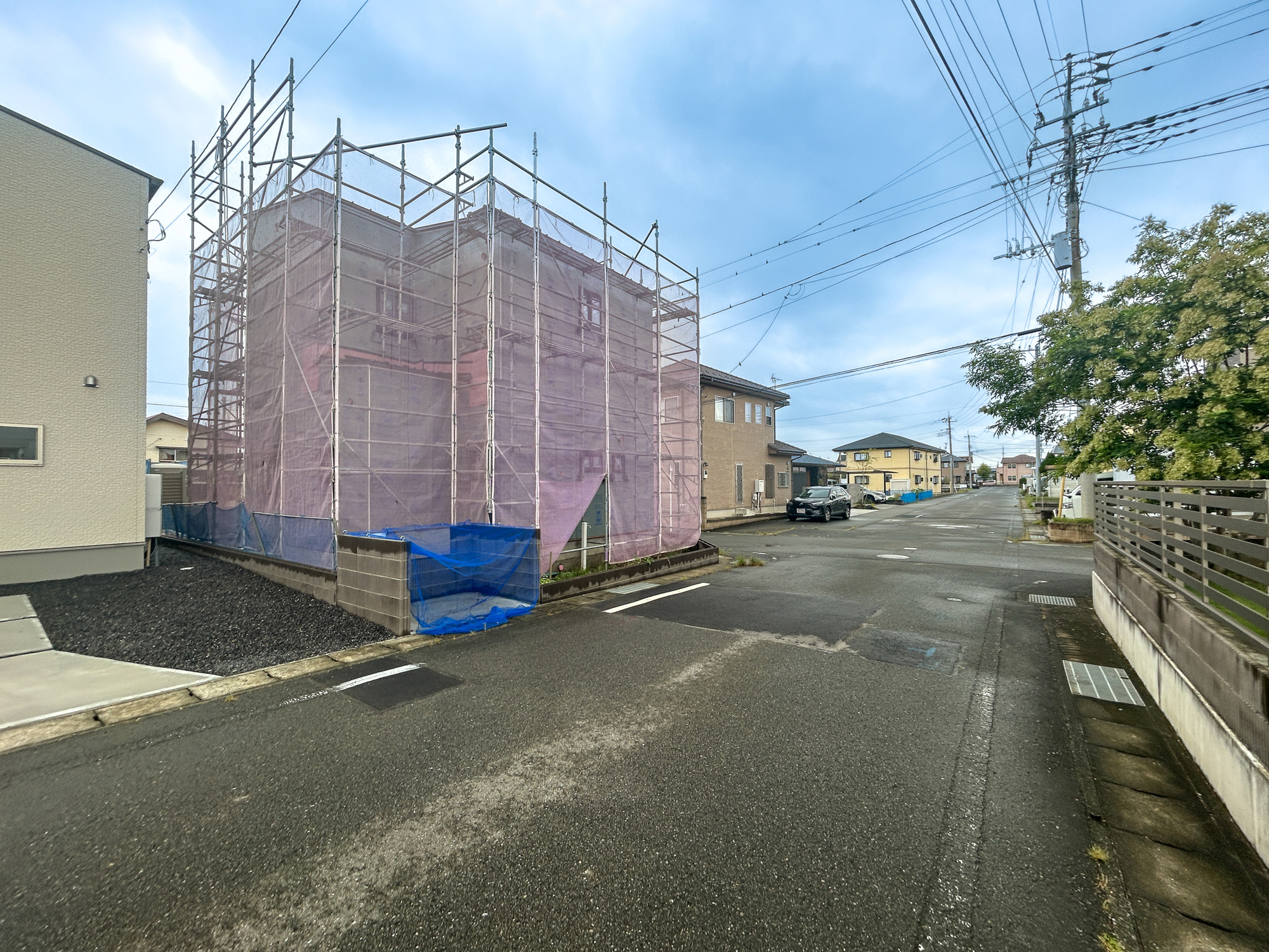 伊勢崎市南千木町第5期　新築住宅全8棟の前面道路含む現地写真|閑静な住宅地で子育て家族にピッタリ。毎日のお散歩も快適な緑に恵まれたエリアで、自然に包まれた穏やかな暮らしを実現するための、ゆとりある住環境が整っています。

