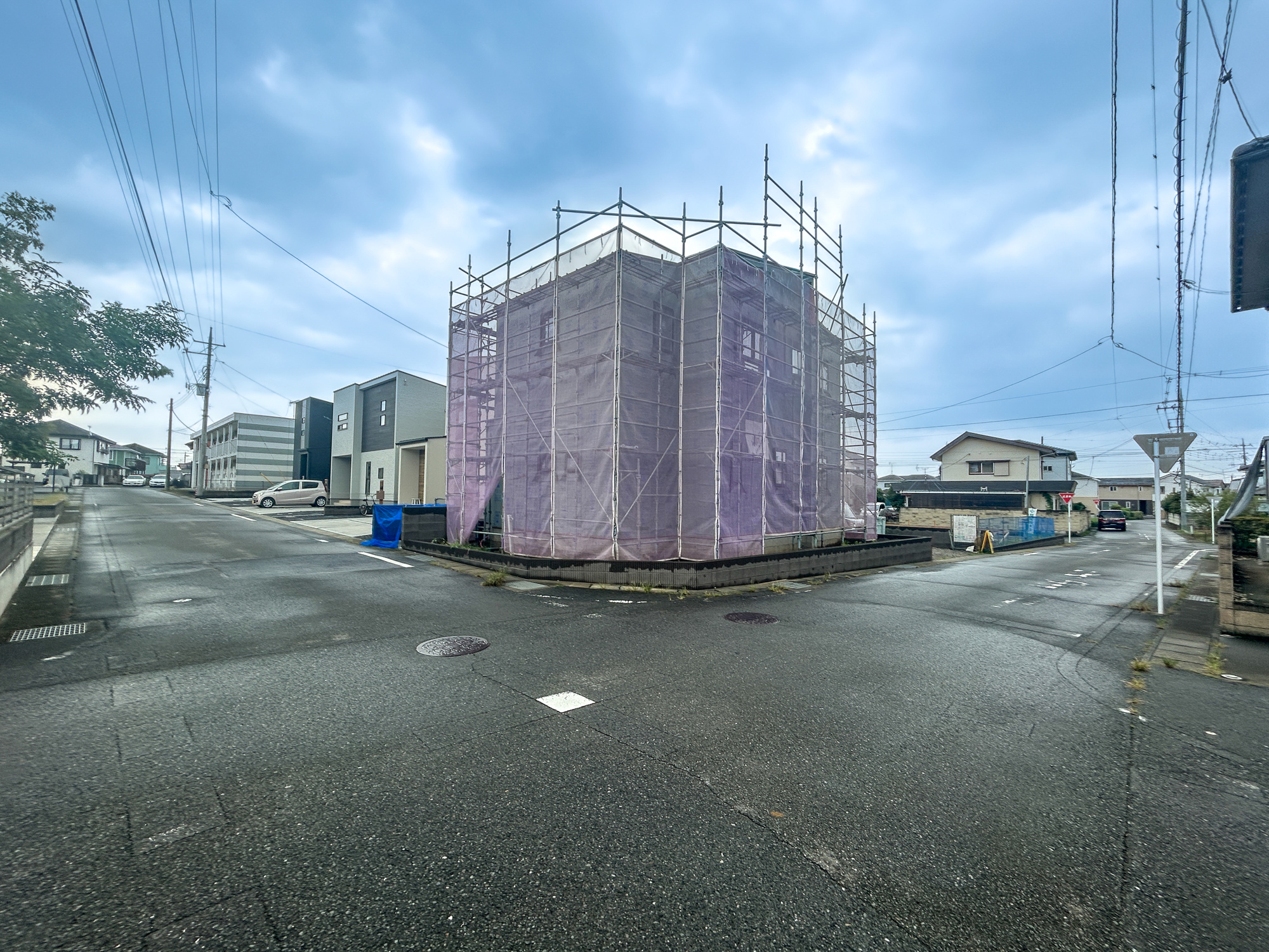 伊勢崎市南千木町第5期　新築住宅全8棟の前面道路含む現地写真|低層の一戸建てを中心とした街並みが整然と続き、周辺は高い建物が建っていないので、採光や開放性に恵まれ、空が広く緑の多い閑静な趣を感じる環境です。

