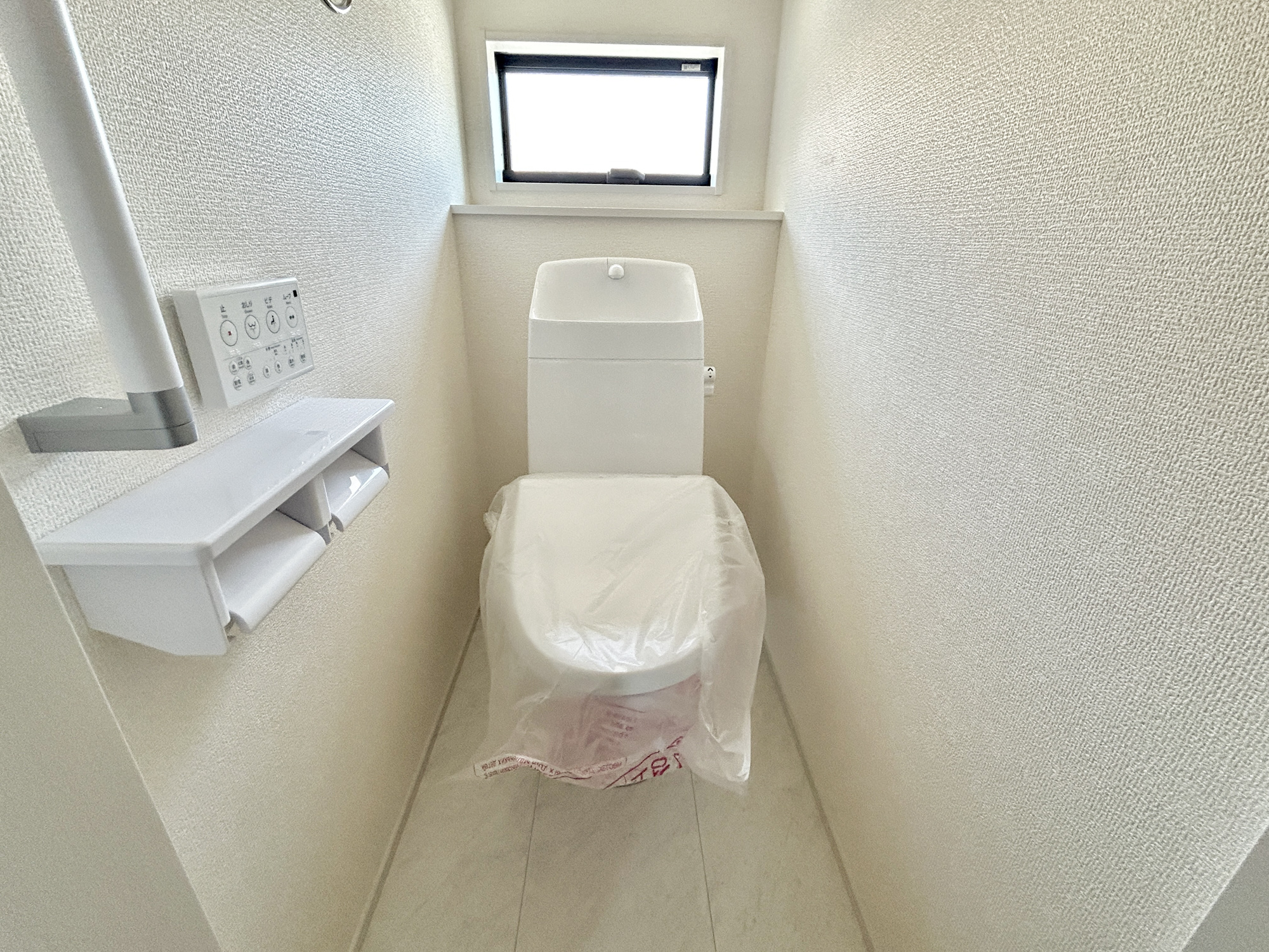 高崎市新町第8　新築住宅全9棟のトイレ|節水型でエコなトイレには、今では当たり前の洗浄付き。便座を温める機能もついていて、居心地良くてトイレから出られなくなるかも！換気用に換気扇はもちろん、窓も着いているので常に快適ですね♪