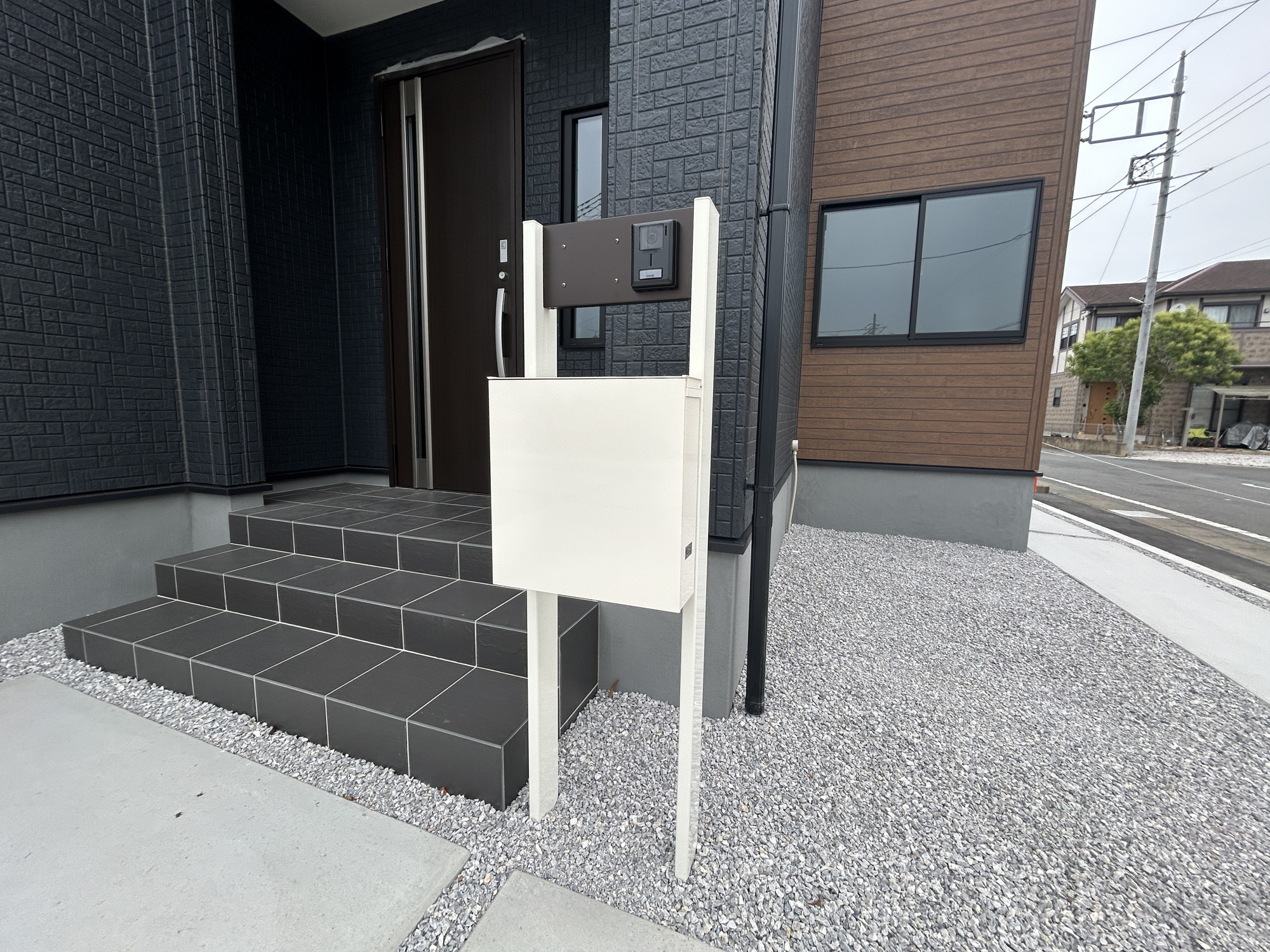 高崎市新町第8　新築住宅全9棟の設備|おしゃれな機能ポールにはポスト、インターフォン、表札設置可能です♪