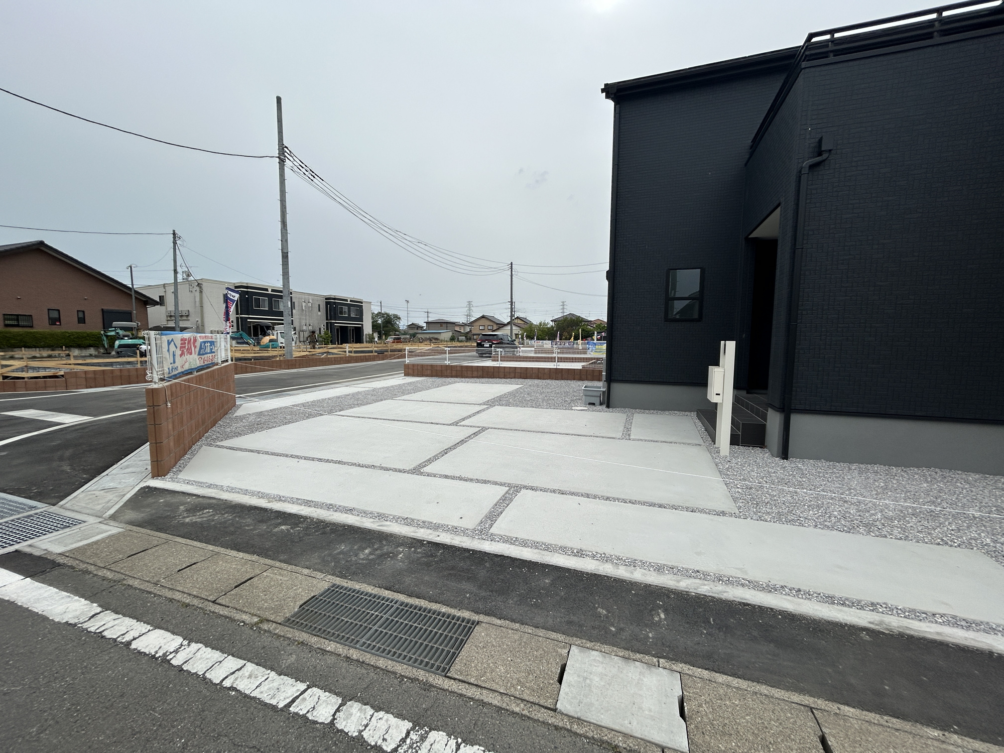 高崎市新町第8　新築住宅全9棟の駐車場|車庫土間施工済みです(^^♪