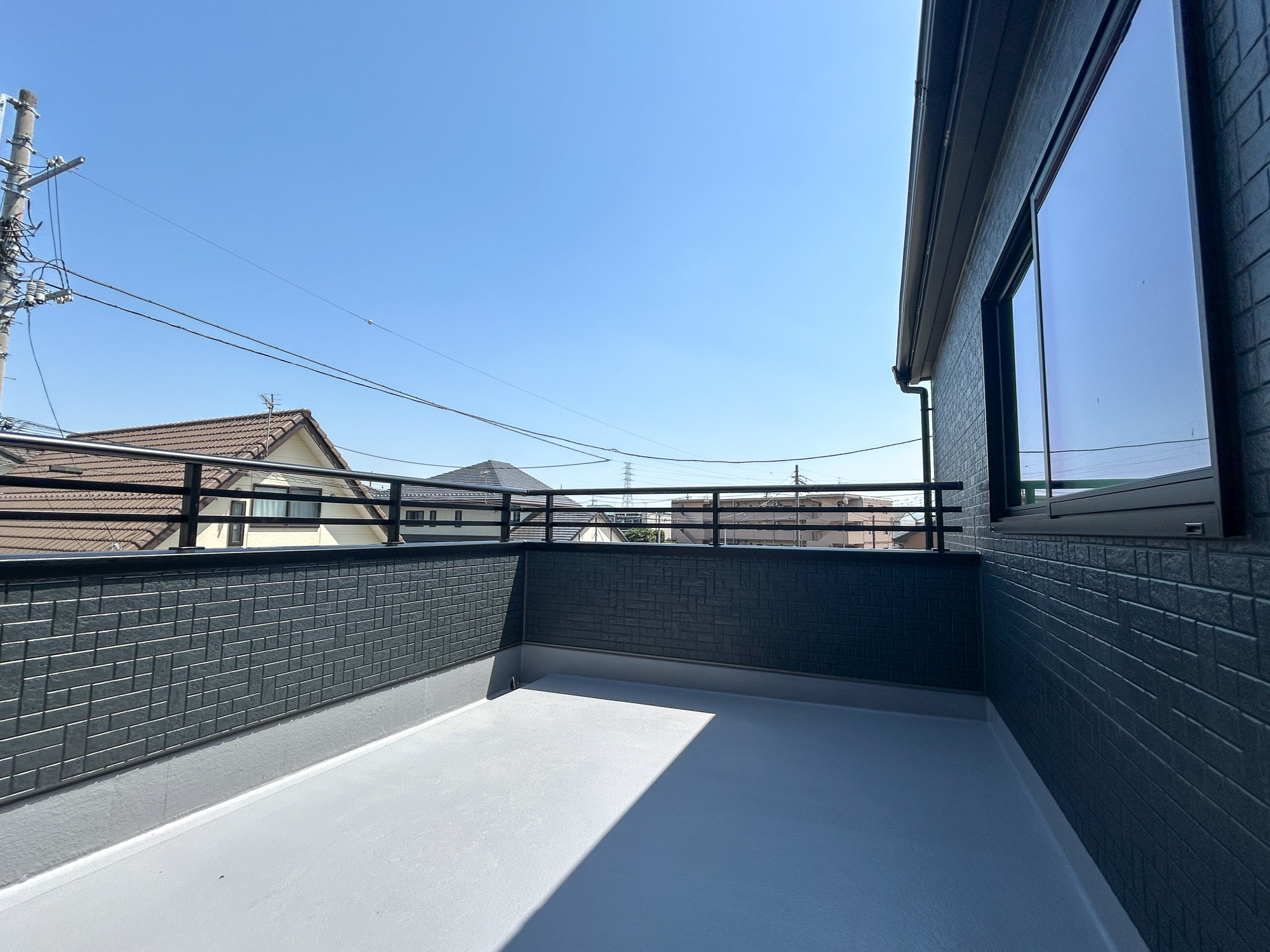 高崎市新町第8　新築住宅全9棟のバルコニー|開放的なバルコニーは見晴らしもよく、太陽の温かな温もりをめいっぱい受け止めてくれます。太陽の光と爽やかな風を受けたお洗濯物はあっという間に乾き、取りこむ時には太陽の匂いを感じられそうですね。