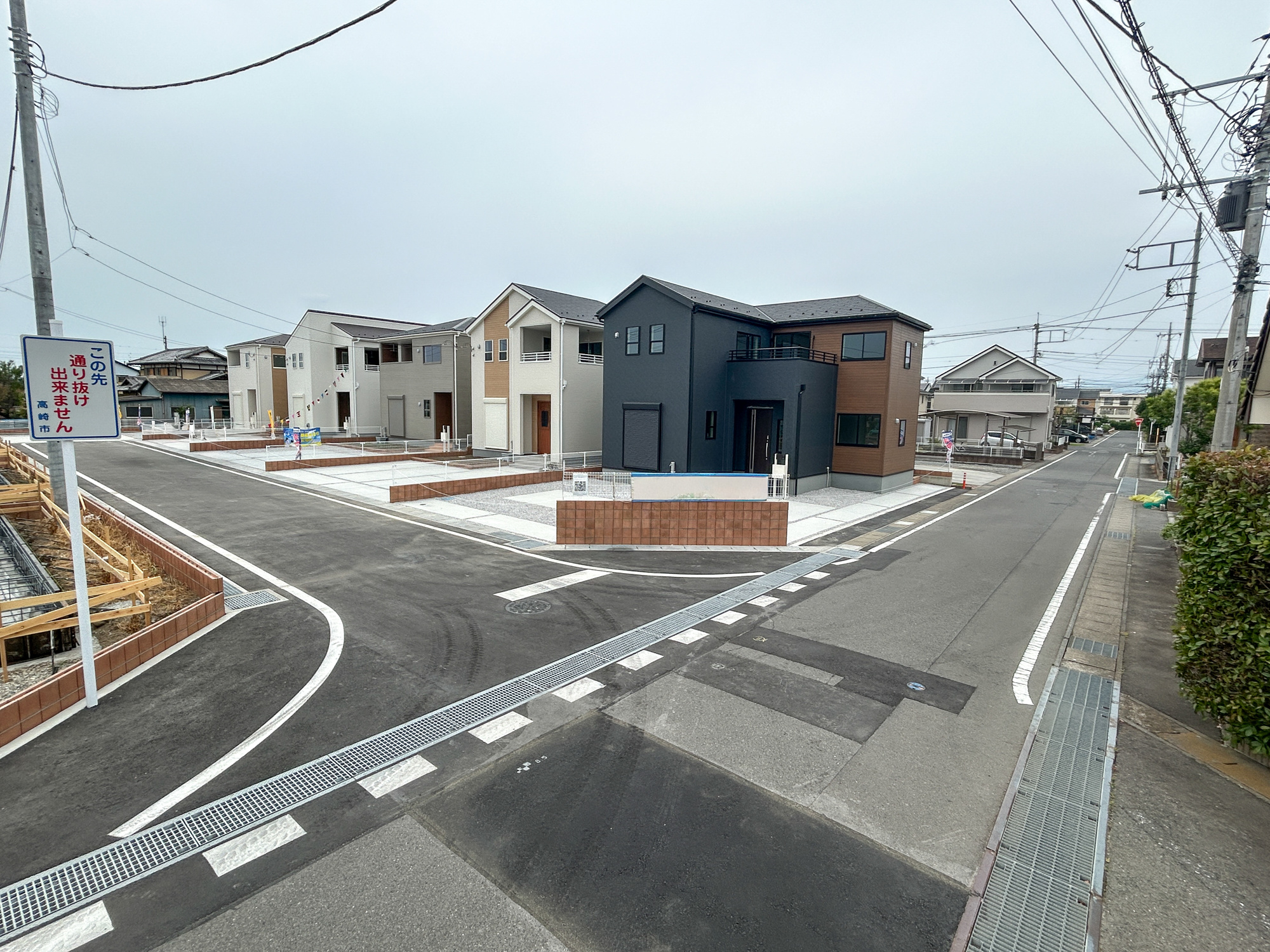高崎市新町第8　新築住宅全9棟の前面道路含む現地写真|閑静な住宅地で子育て家族にピッタリ。毎日のお散歩も快適な緑に恵まれたエリアで、自然に包まれた穏やかな暮らしを実現するための、ゆとりある住環境が整っています。

