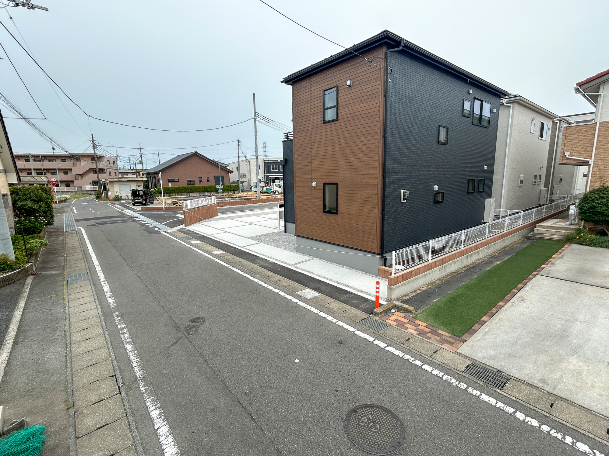 高崎市新町第8　新築住宅全9棟の前面道路含む現地写真|低層の一戸建てを中心とした街並みが整然と続き、周辺は高い建物が建っていないので、採光や開放性に恵まれ、空が広く緑の多い閑静な趣を感じる環境です。

