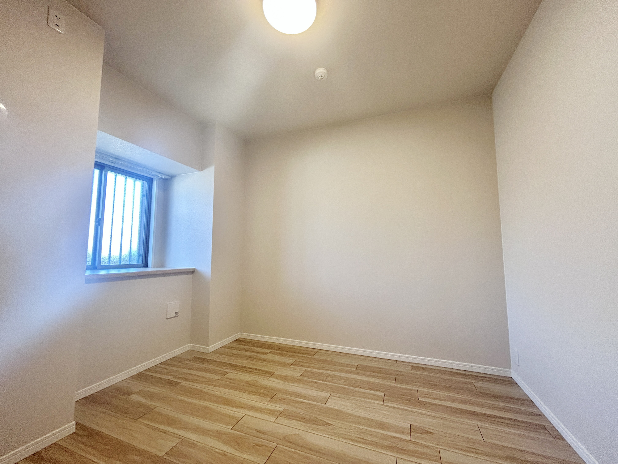 ポレスター前橋本町　中古マンションの洋室|大きな窓からたっぷりと陽光が注がれる明るい空間。家族の成長に対応できる永住仕様の間取り。一日の疲れをいやしてくれる主寝室。時を忘れて過ごす場所として過ごせるお部屋。