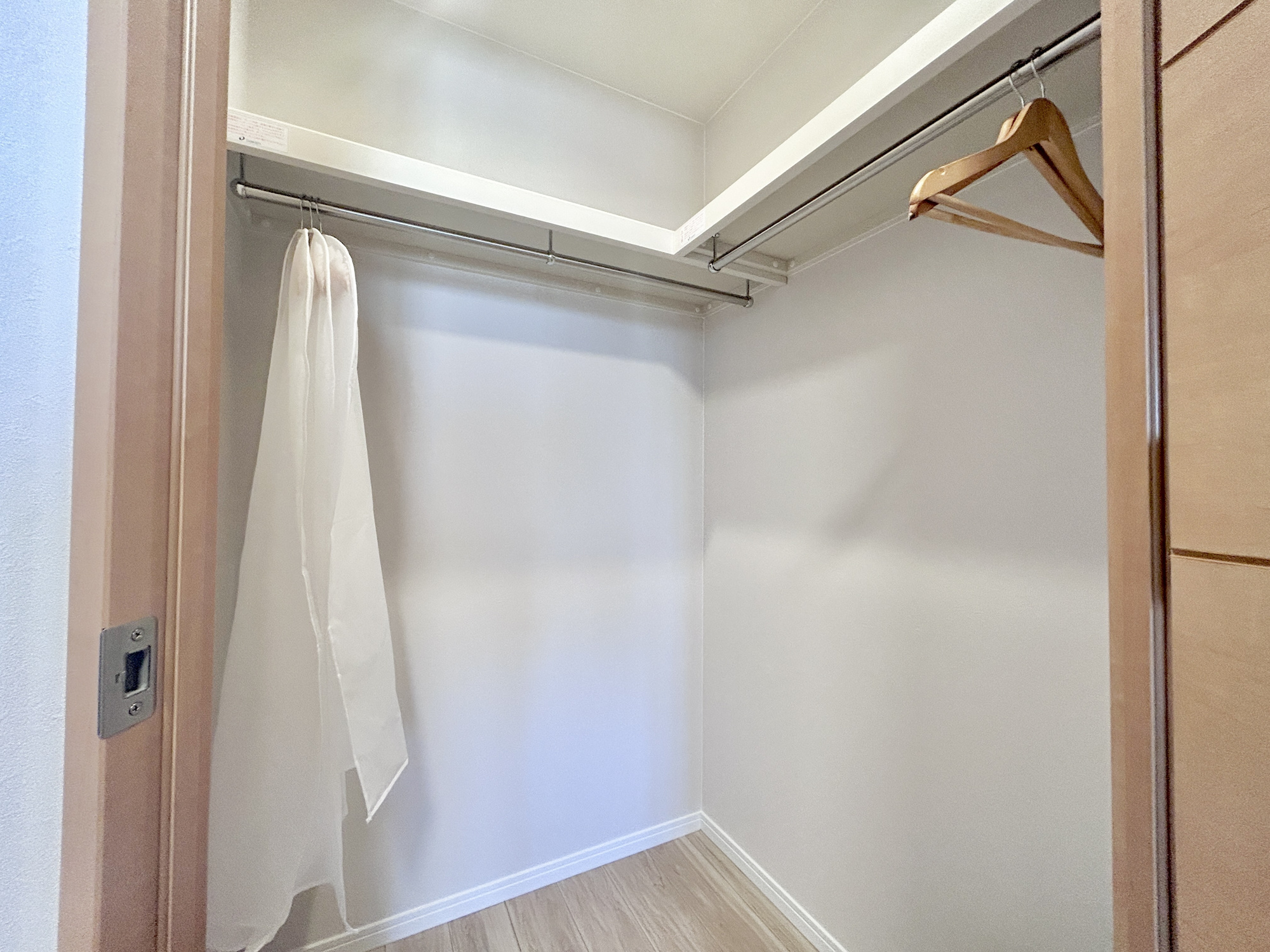 ポレスター前橋本町　中古マンションの収納|ウォークインクローゼットのある住まいで収納上手な生活を実現！衣類だけでなく、箱物や思い出の品もたっぷり収納できますので、整理整頓もスムーズに。居室空間をより広々と使えます！