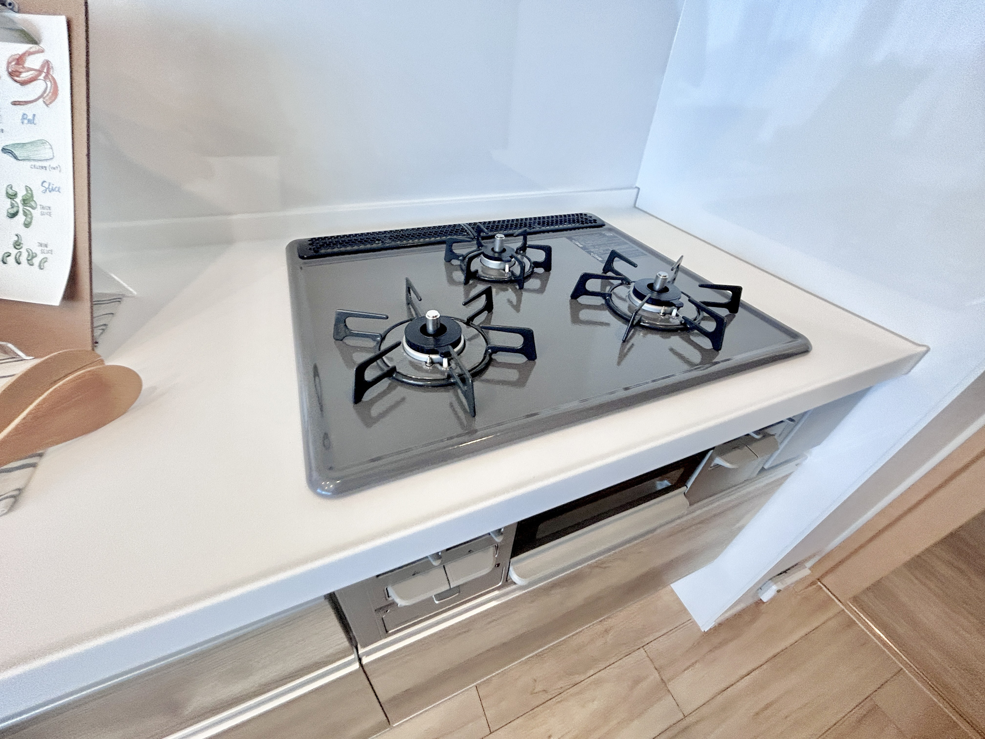 ポレスター前橋本町　中古マンションの設備|3口のコンロで左右のコンロで調理中に煮物の温め直しが出来る、湯沸かしや炊飯などがしやすいなどとても便利です♪						
						
