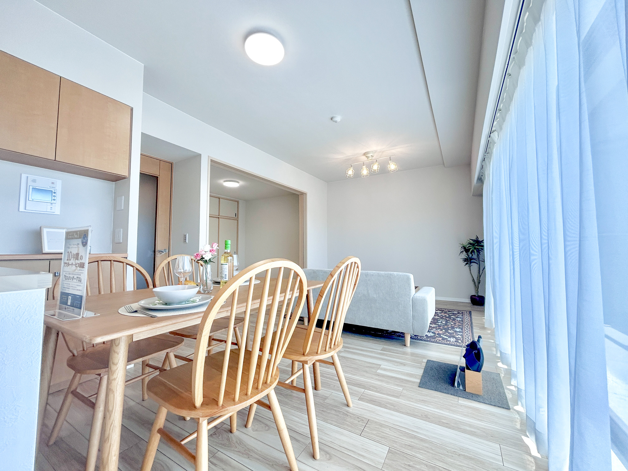 ポレスター前橋本町　中古マンションの居間・リビング|オープンな空間を生み出す、こだわりの広がりとゆとり。家族と過ごす時間を大切にしたい方にぴったりの明るくゆとりある住空間です。南側の窓からの日差しがリビングの隅々までしっかりと届きます！ 