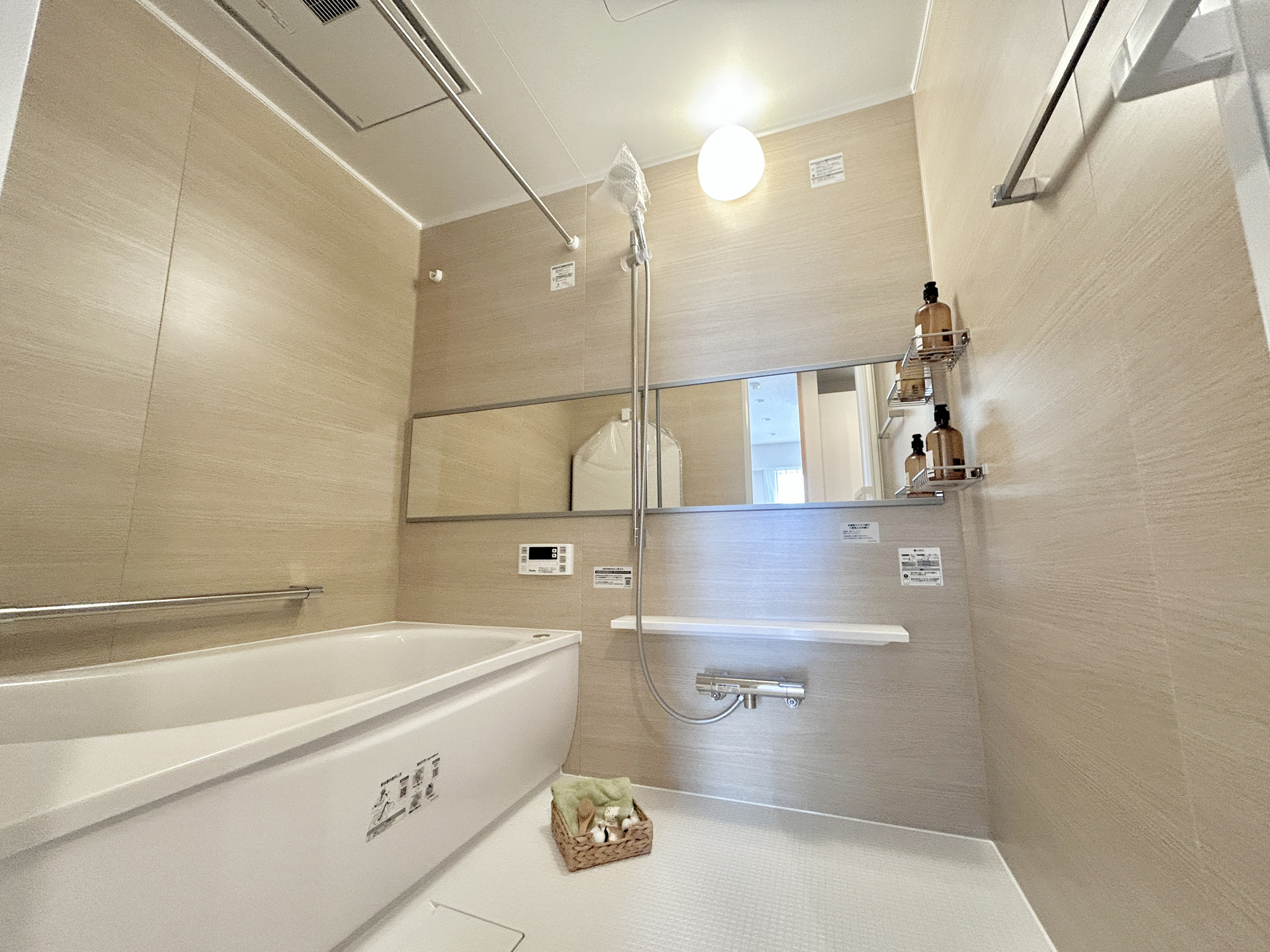 ポレスター前橋本町　中古マンションの浴室|アクセントパネルがおしゃれな浴室。換気乾燥暖房機付きで、雨の日には浴室内干しも可能♪