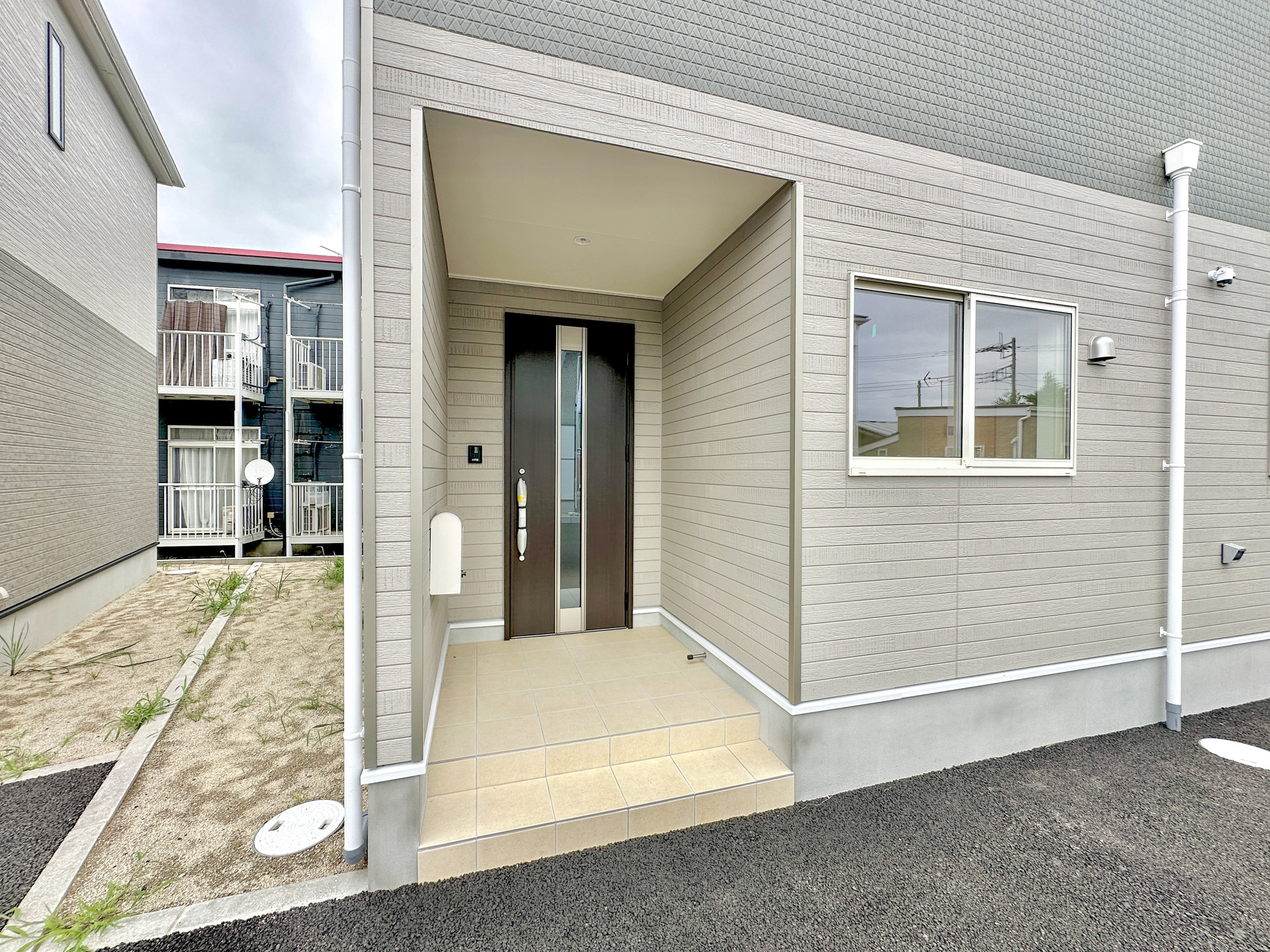 那須塩原市豊浦南町の新築一戸建の玄関|【同社施工例】玄関上は屋根があるので雨の心配いらず♪