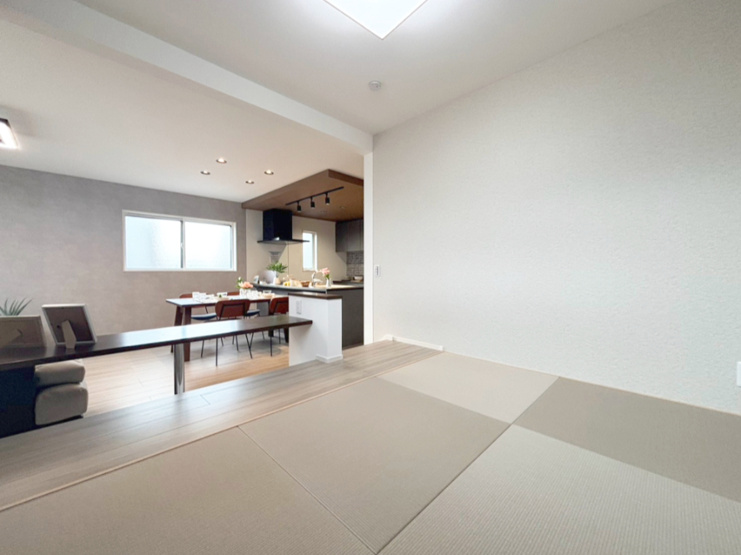 南向きで日当たり良好のリビングは、20.1帖！続き間となっている和室と繋げることでより広い空間として使うことができるように仕上げております。

