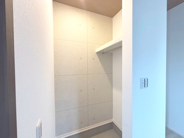 ゆったりとした玄関です。脇には土間収納がありますのでベビーカーもそのまま収納できます。
