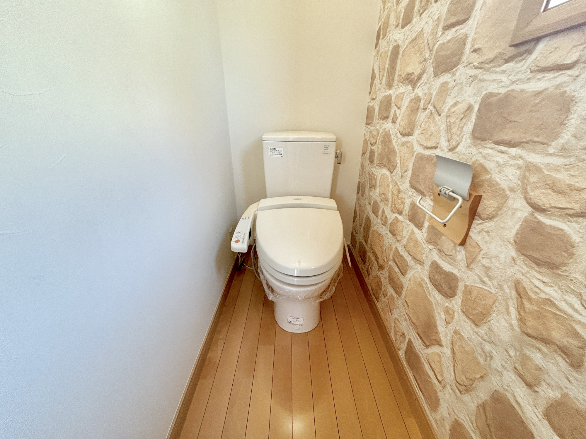 前橋市箱田町　中古住宅のトイレ|節水型でエコなトイレには、今では当たり前の洗浄付き。便座を温める機能もついていて、居心地良くてトイレから出られなくなるかも！換気用に換気扇はもちろん、窓も着いているので常に快適ですね♪