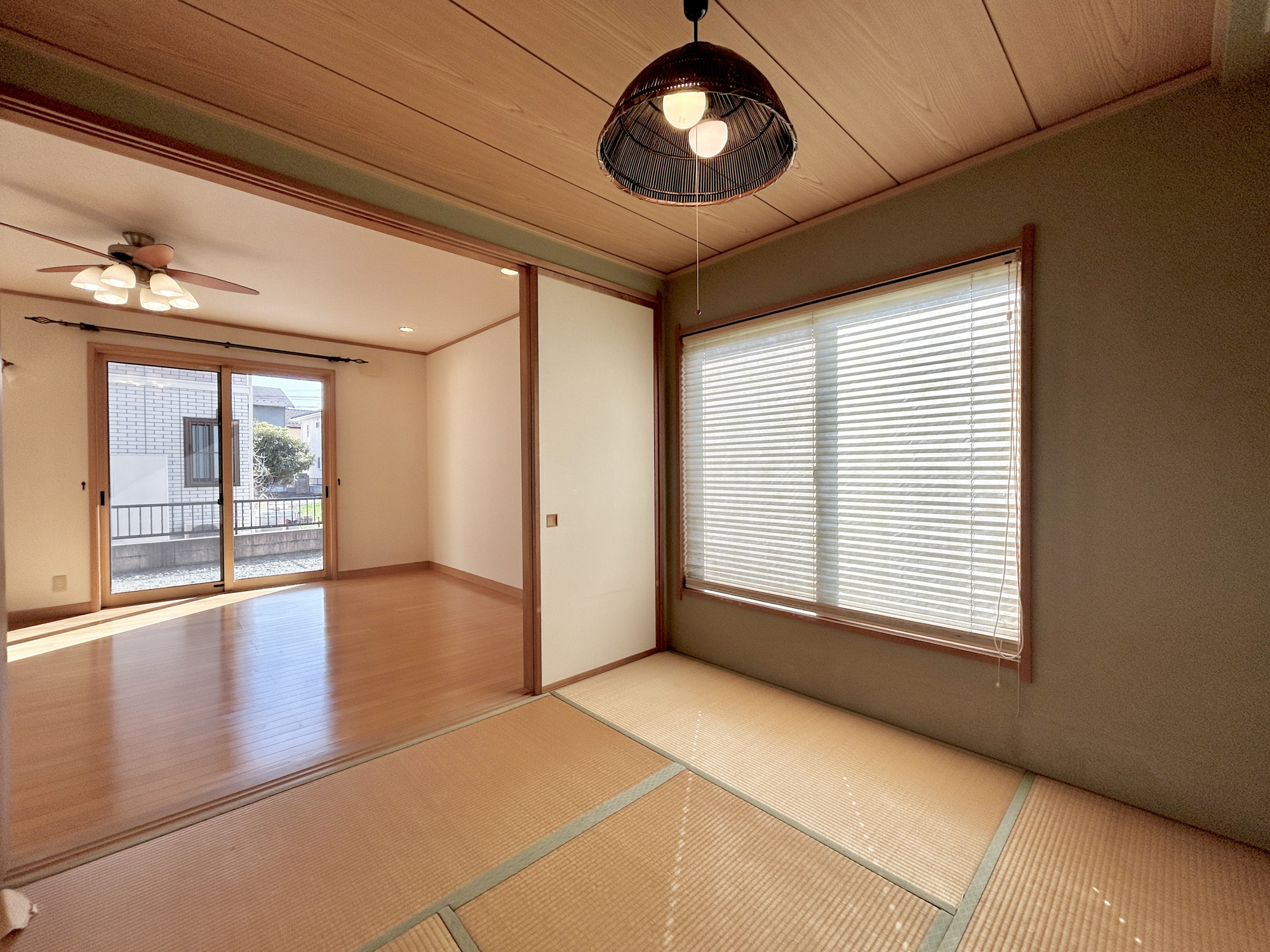 前橋市箱田町　中古住宅の和室|大きな窓からたっぷりの日差しが降り注ぐ明るい室内です。気持ちの良い朝日を受けて、目覚めの良い健康的な朝を迎えられそうです。 